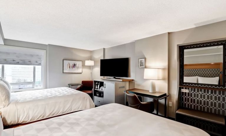 Day use twin room with TV, work desk and sofa at Holiday Inn Ottawa Downtown Parliament Hill.