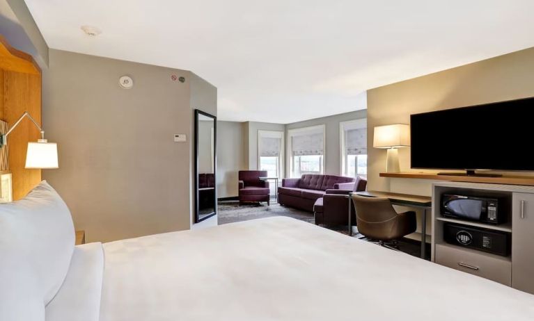 Day use suite with work desk and living area at Holiday Inn Ottawa Downtown Parliament Hill.