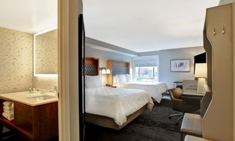 Day use twin room with private bathroom and work desk at Holiday Inn Ottawa Downtown Parliament Hill.