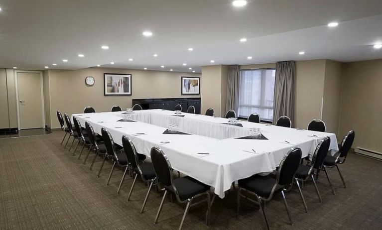 Professional meeting room at Les Suites Hotel Ottawa.