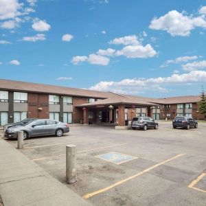 Hotel exterior and parking area at Comfort Inn Edmonton West.