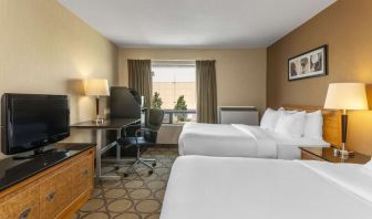 Day use twin room with work desk at Comfort Inn Edmonton West.