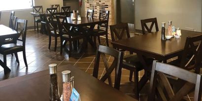 Dining area with comfortable seating at Comfort Inn Edmonton West.