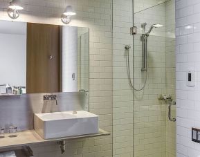 Guest bathroom with shower at Hotel Gault.