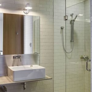 Guest bathroom with shower at Hotel Gault.