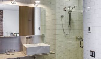 Guest bathroom with shower at Hotel Gault.