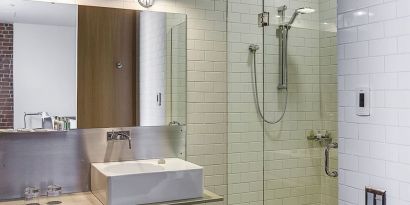 Guest bathroom with shower at Hotel Gault.