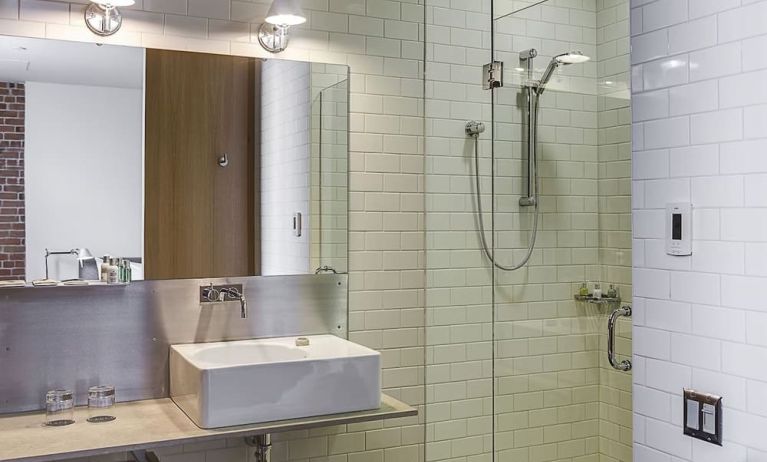 Guest bathroom with shower at Hotel Gault.