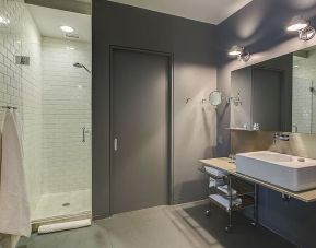 Guest bathroom with shower and free toiletries at Hotel Gault.