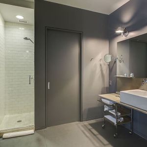 Guest bathroom with shower and free toiletries at Hotel Gault.