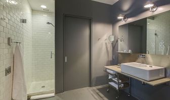 Guest bathroom with shower and free toiletries at Hotel Gault.