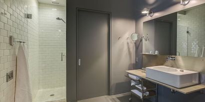 Guest bathroom with shower and free toiletries at Hotel Gault.