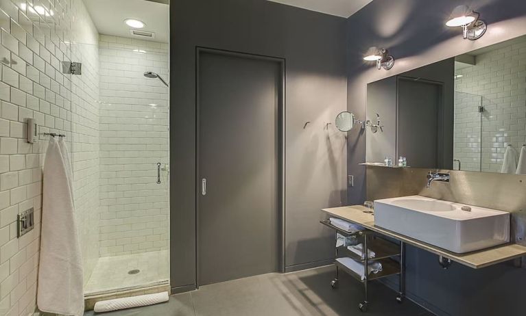 Guest bathroom with shower and free toiletries at Hotel Gault.