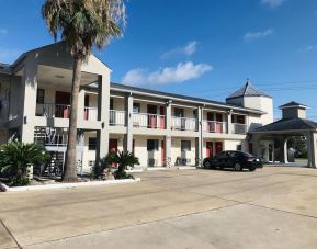 Hotel exterior at Summit Inn Near Houston Medical Center-NRG Park.