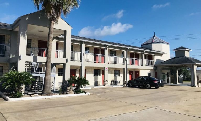 Hotel exterior at Summit Inn Near Houston Medical Center-NRG Park.