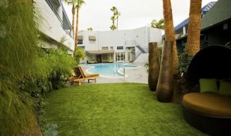 Garden beside the pool at Hotel Current.