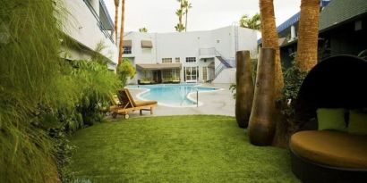 Garden beside the pool at Hotel Current.