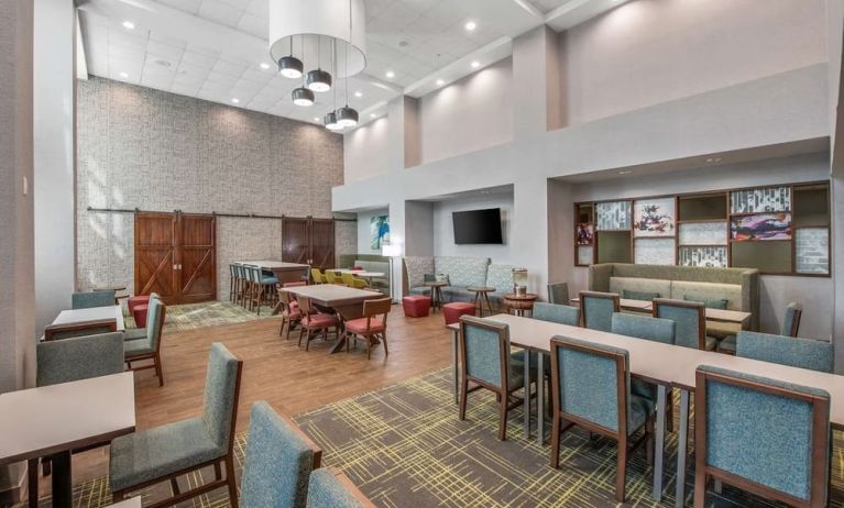 Dining area perfect for coworking at Hampton Inn & Suites Dallas/Allen.