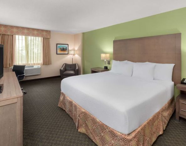 Day use room with work desk at La Quinta Inn & Suites San Antonio Medical Center NW.