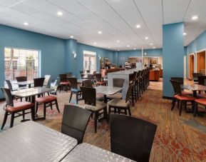 Dining area at La Quinta Inn & Suites San Antonio Medical Center NW.