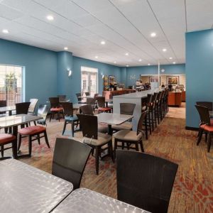 Dining area at La Quinta Inn & Suites San Antonio Medical Center NW.