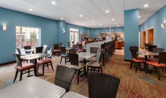 Dining area at La Quinta Inn & Suites San Antonio Medical Center NW.