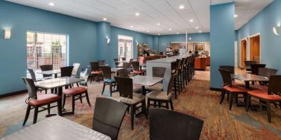 Dining area at La Quinta Inn & Suites San Antonio Medical Center NW.