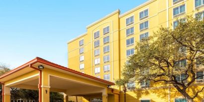 Hotel exterior at La Quinta Inn & Suites San Antonio Medical Center NW.