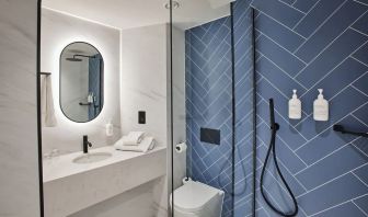 Guest bathroom with shower and free toiletries at Thistle Bloomsbury Park.