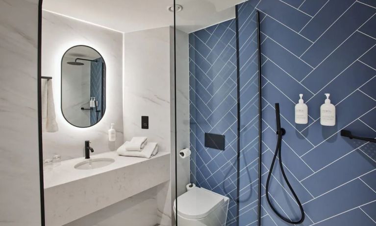 Guest bathroom with shower and free toiletries at Thistle Bloomsbury Park.