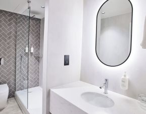 Guest bathroom with shower at Thistle Bloomsbury Park.