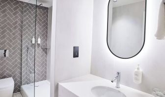 Guest bathroom with shower at Thistle Bloomsbury Park.