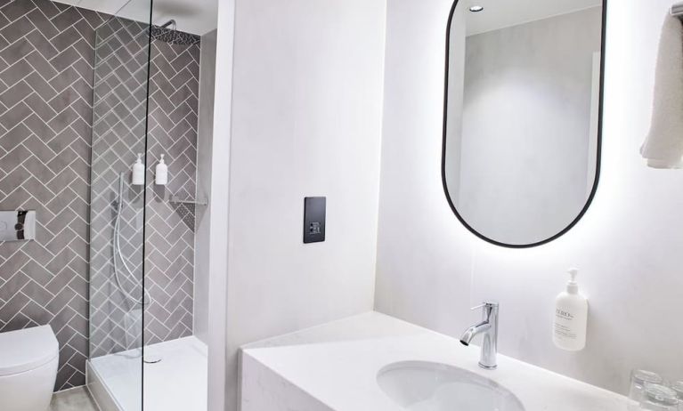 Guest bathroom with shower at Thistle Bloomsbury Park.