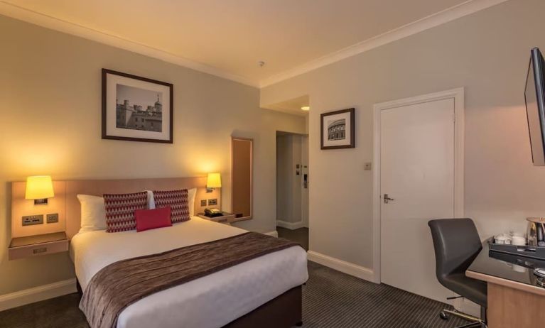 Standard day use room with work desk and private bathroom at Thistle Bloomsbury Park.