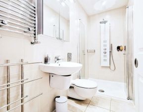 Guest bathroom with shower at Hammersmith One.