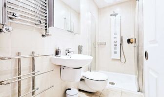 Guest bathroom with shower at Hammersmith One.