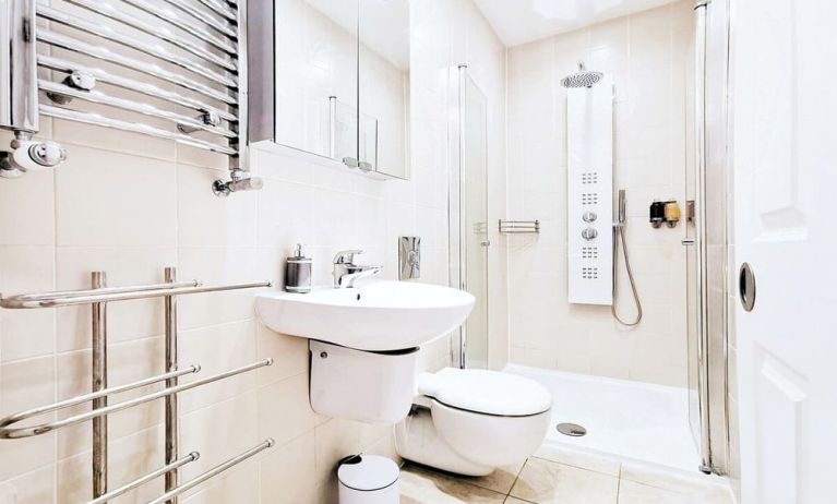 Guest bathroom with shower at Hammersmith One.