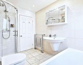 Guest bathroom with shower and tub at Hammersmith One.