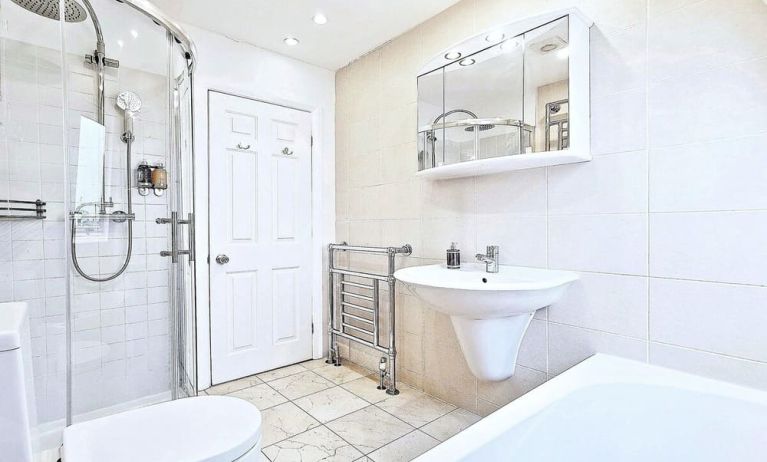 Guest bathroom with shower and tub at Hammersmith One.