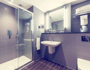 Guest bathroom with shower at Mercure Hotel London Paddington.