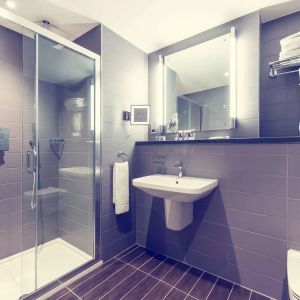 Guest bathroom with shower at Mercure Hotel London Paddington.