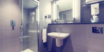 Guest bathroom with shower at Mercure Hotel London Paddington.