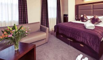 Day use room with living area at Mercure Hotel London Paddington.