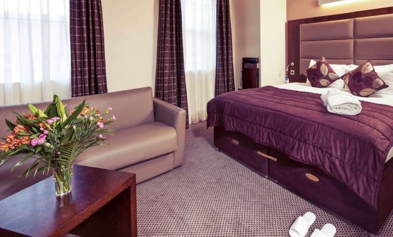 Day use room with living area at Mercure Hotel London Paddington.