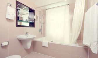 Guest bathroom with tub at Mercure Hotel London Paddington.