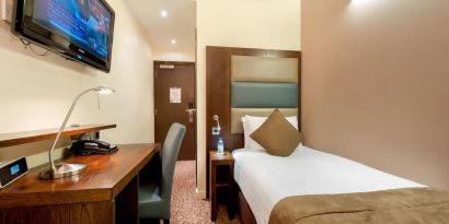 Day use room with TV, work desk and private bathroom at Mercure Hotel London Paddington.