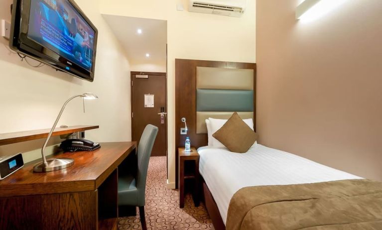 Day use room with TV, work desk and private bathroom at Mercure Hotel London Paddington.