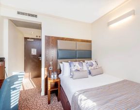 Standard day use room with work desk and private bathroom at Mercure Hotel London Paddington.