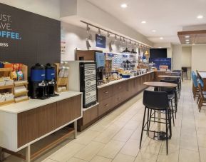 Dining area at Holiday Inn Express New York City - Chelsea.