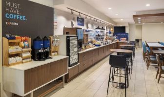 Dining area at Holiday Inn Express New York City - Chelsea.